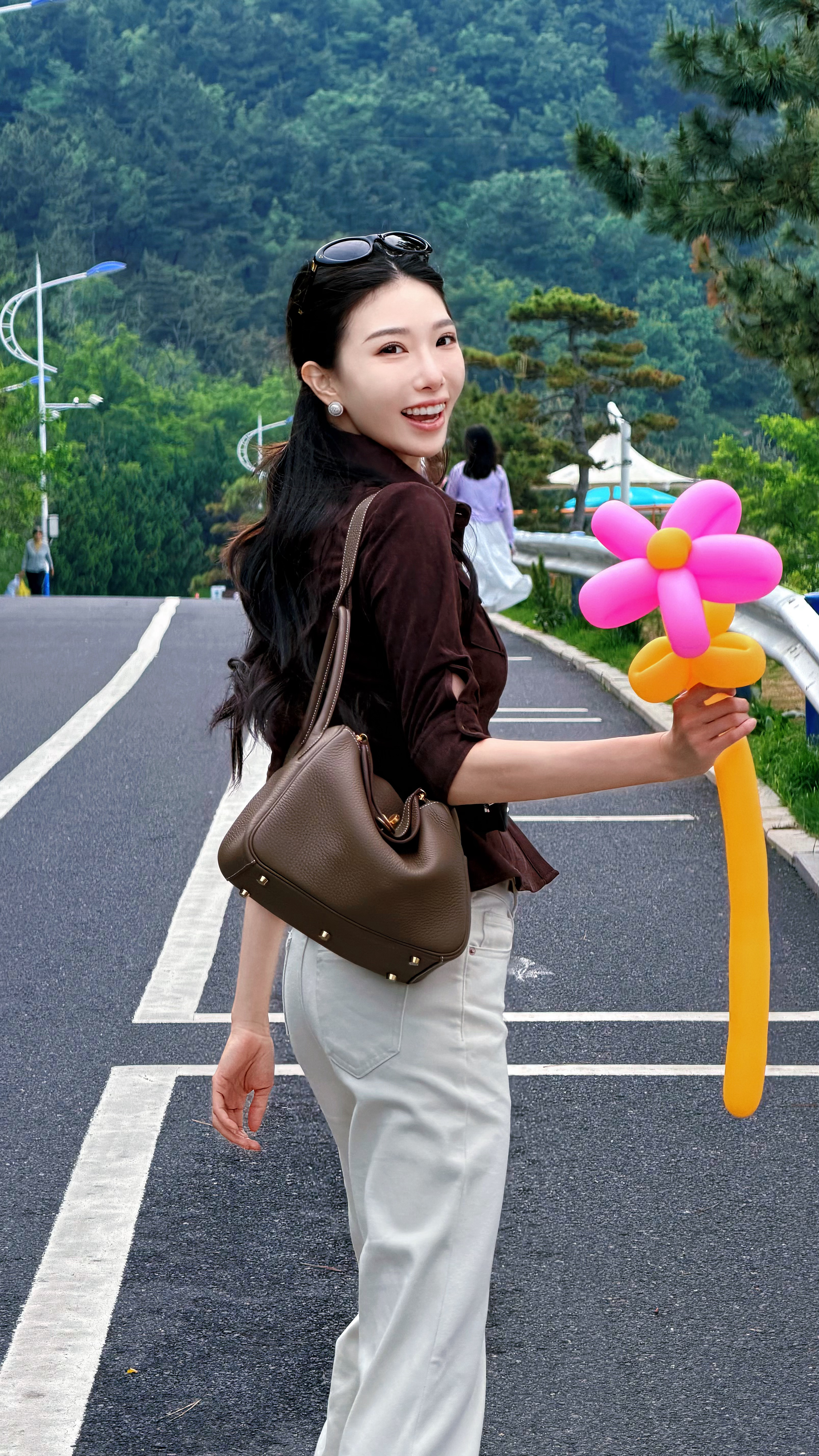 “你从哪里变出来的花？” 