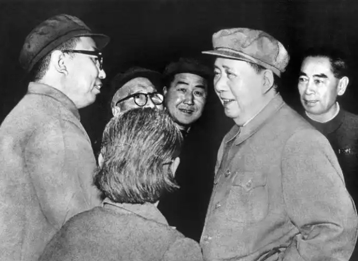1976年1月8日周恩来同志逝世，国务院总理一职空缺，彼时毛主席身体已十分衰弱，