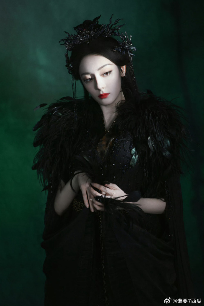 迪丽热巴蛊系美人迪丽热巴贺思慕蛊商极高迪丽热巴的贺思慕真的蛊到人心尖！自带神秘氛