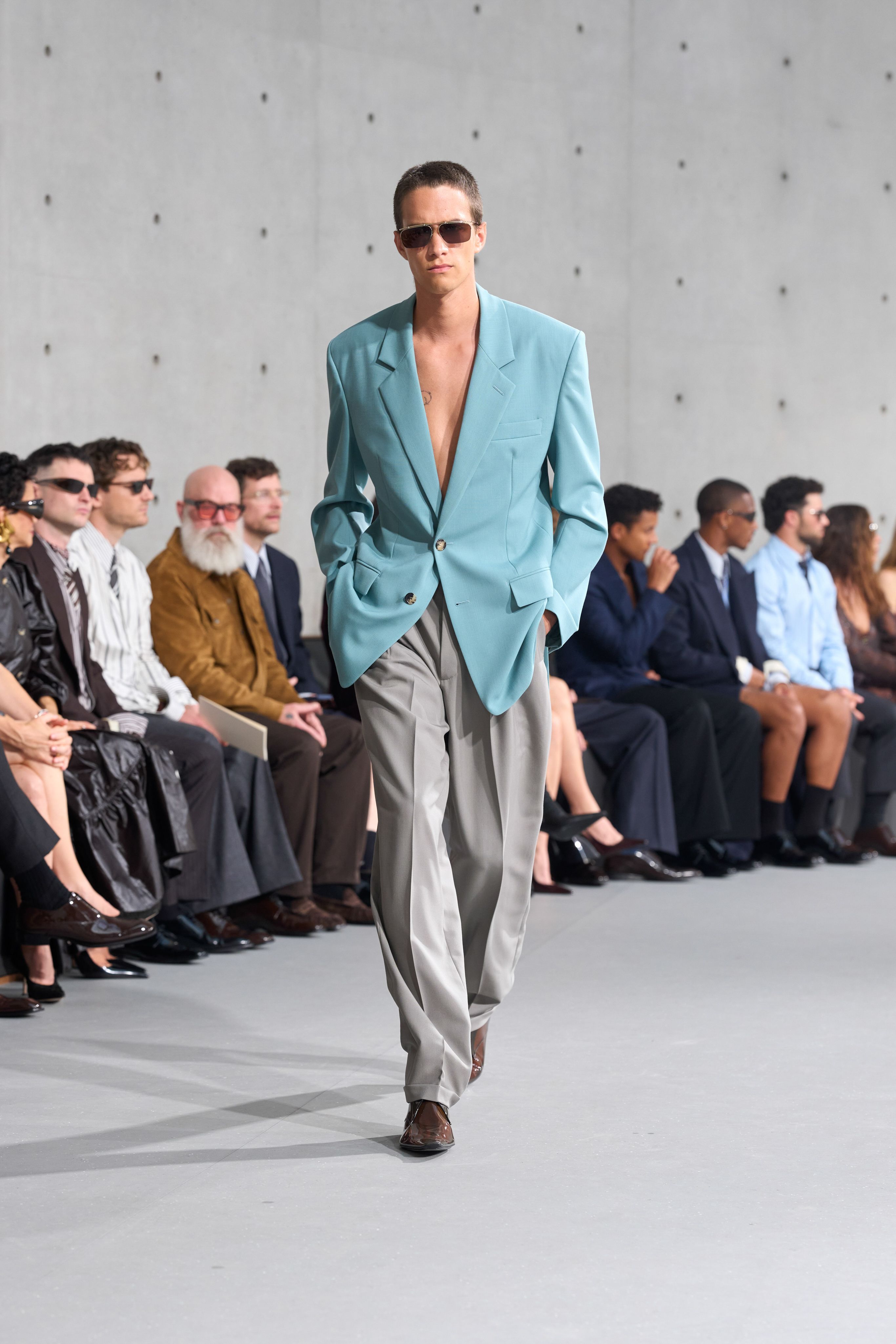Saint Laurent S/S 2027 Menswear 本季的三套金色套