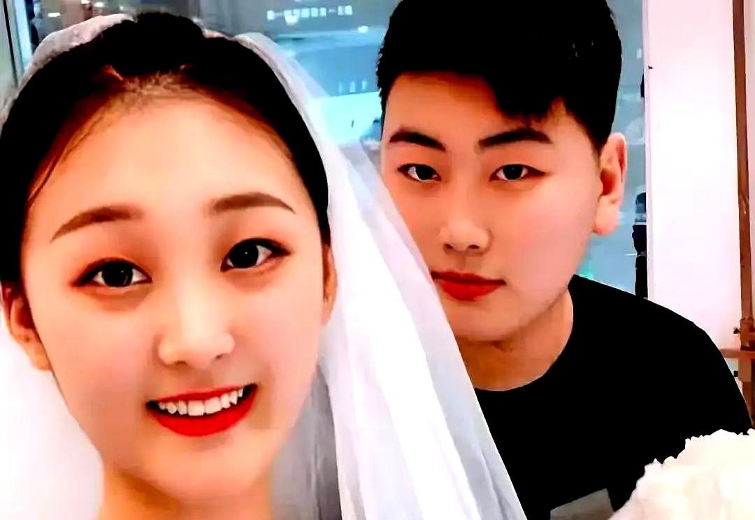 陈亚男在曹县悄悄订婚了！新郎郭新朋是个端铁饭碗的公务员。

现场中式布置，她戴着