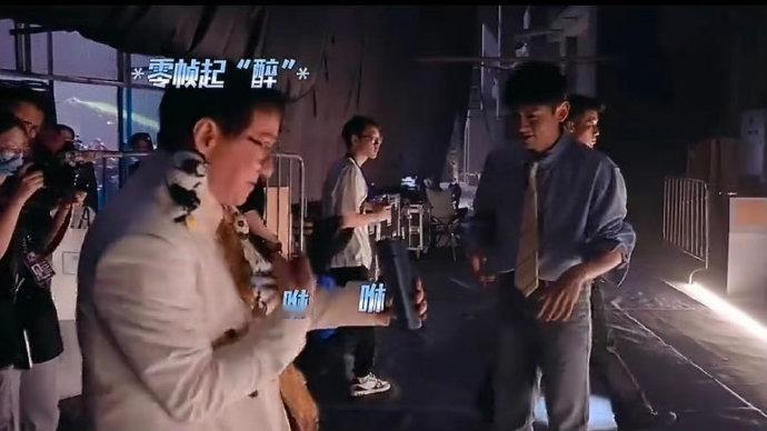 成龙教张杰醉拳张杰向成龙学点真功夫 成龙打醉拳，醉的是态，醒的是劲；张杰学醉拳，