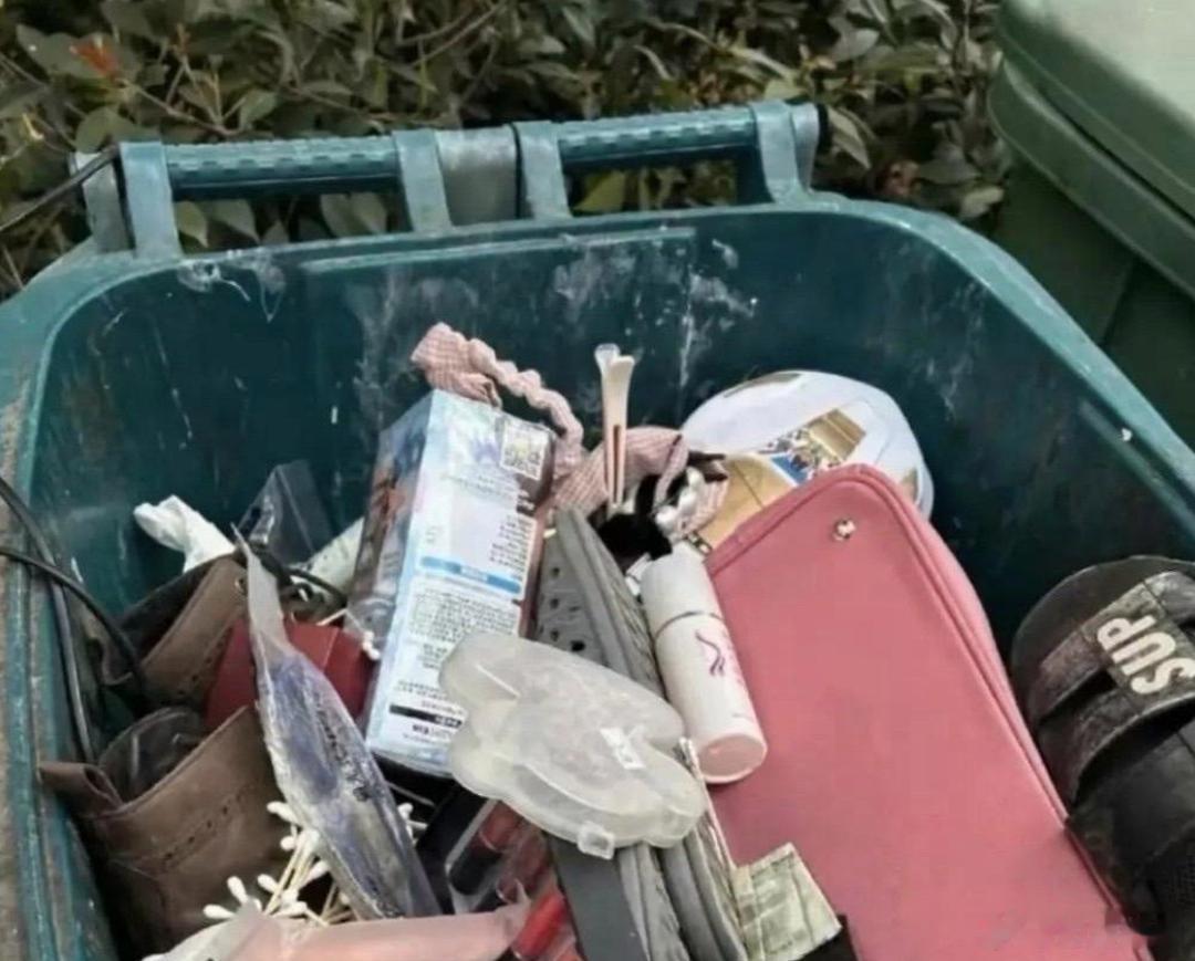 纠结啊，路过垃圾桶，到底捡不捡啊 
