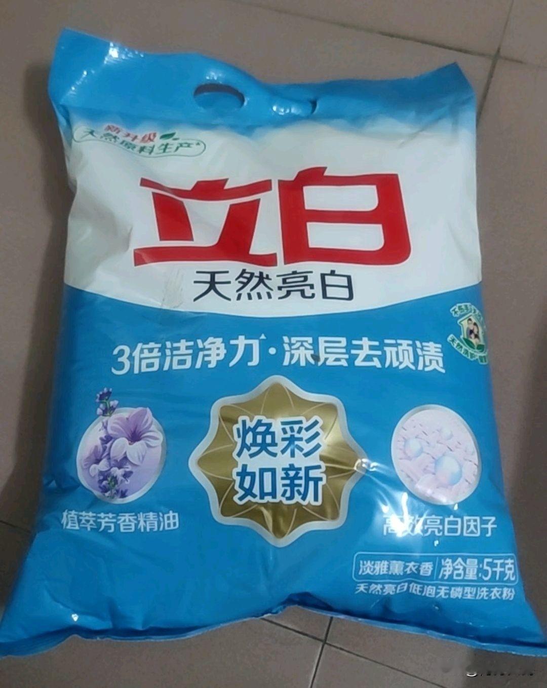 大家发现没？
去厨房的油污，啥最好使？
答案是洗衣粉。

把洗衣粉撒在灶台上，再