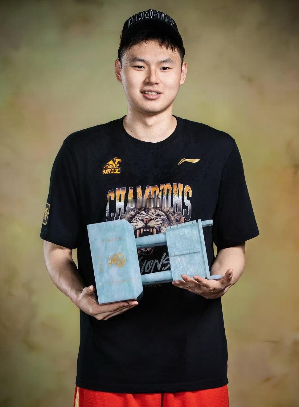今天是广厦球员吴骁的26岁生日我的观赛搭子cba30年有你有我 ​​​