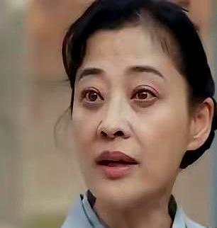 别再说梅婷总演“温婉坚韧”了。
她这次在央视破2.4%的新剧里，把一个妈演“糙”