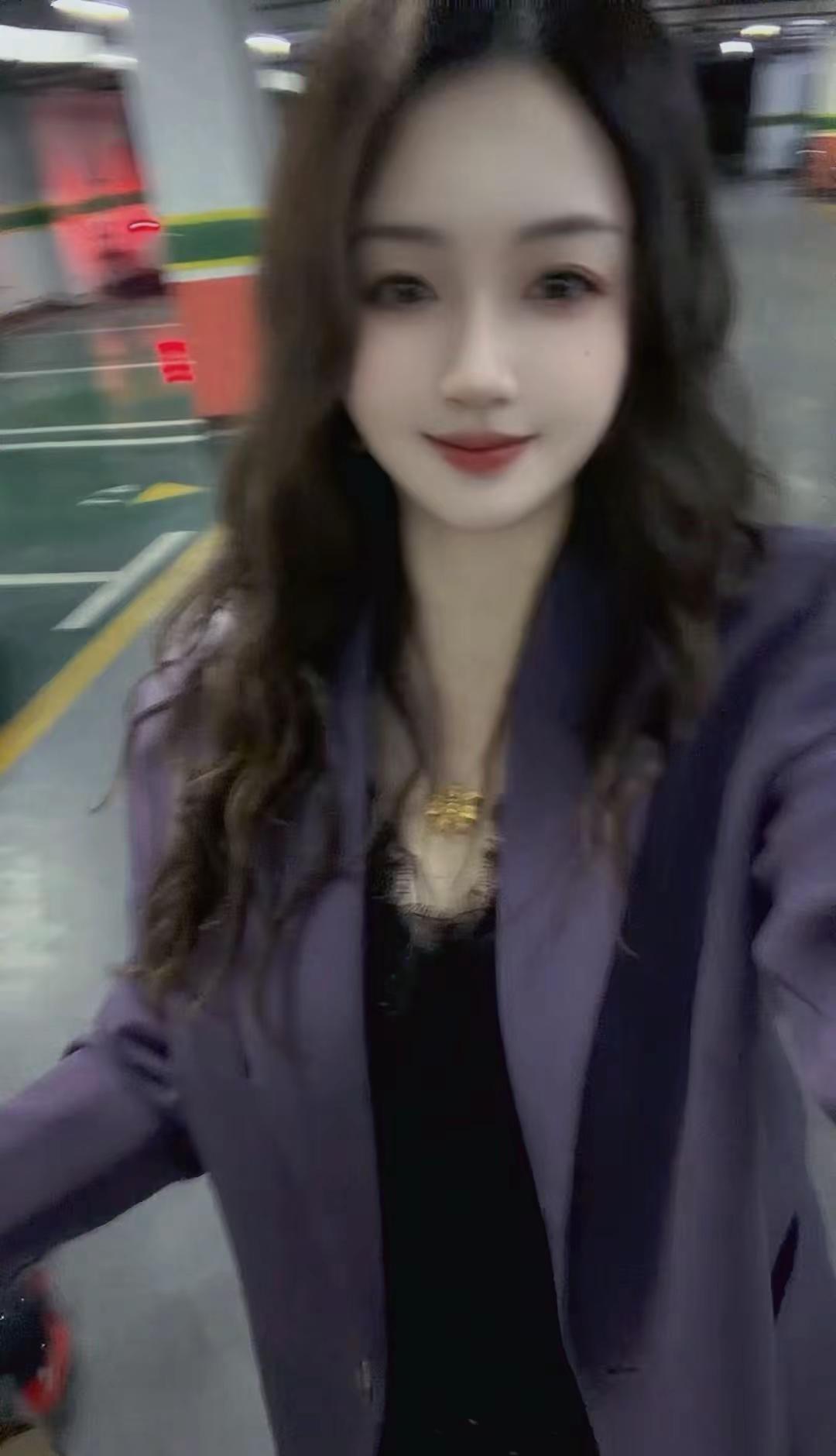 今年一定好好干 争取买一麻袋瓜子 坐路边着看碎花裙和polo衫吵架 还有包臀裙和