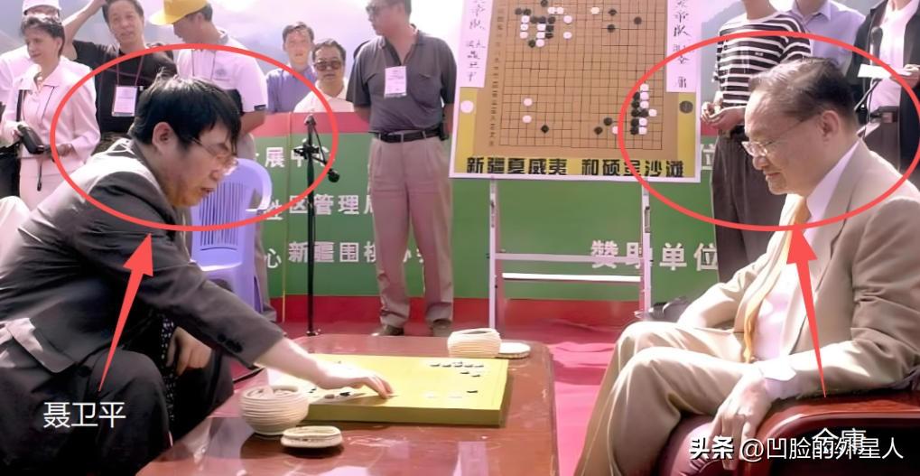 1983年，金庸设家宴款待聂卫平。保姆上了15只大闸蟹，聂卫平狼吞虎咽吃了13只