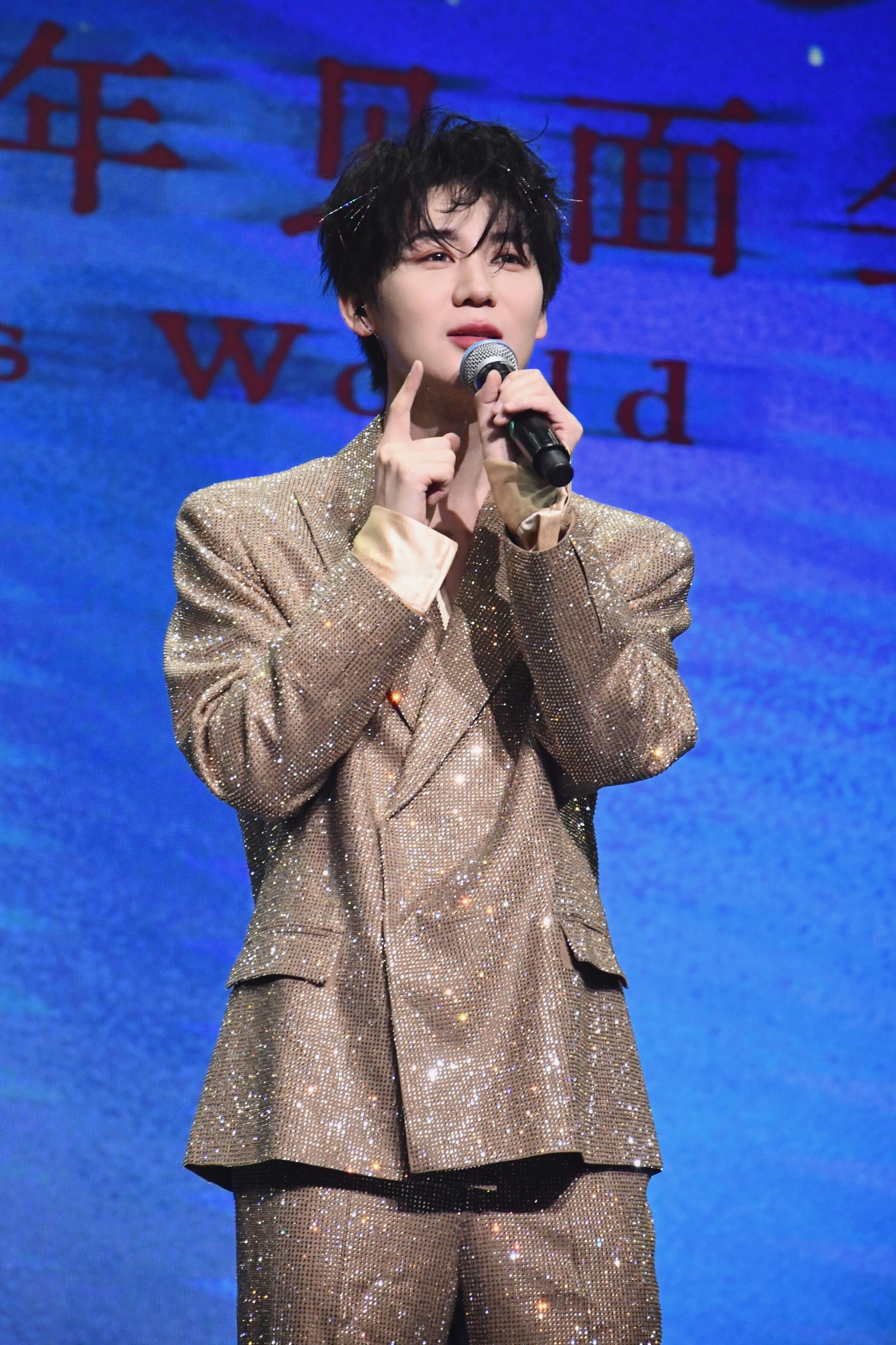 邵明明见面会连换九套造型 出道十周年见面会诚意拉满！两小时狂换9套造型，8套舞台