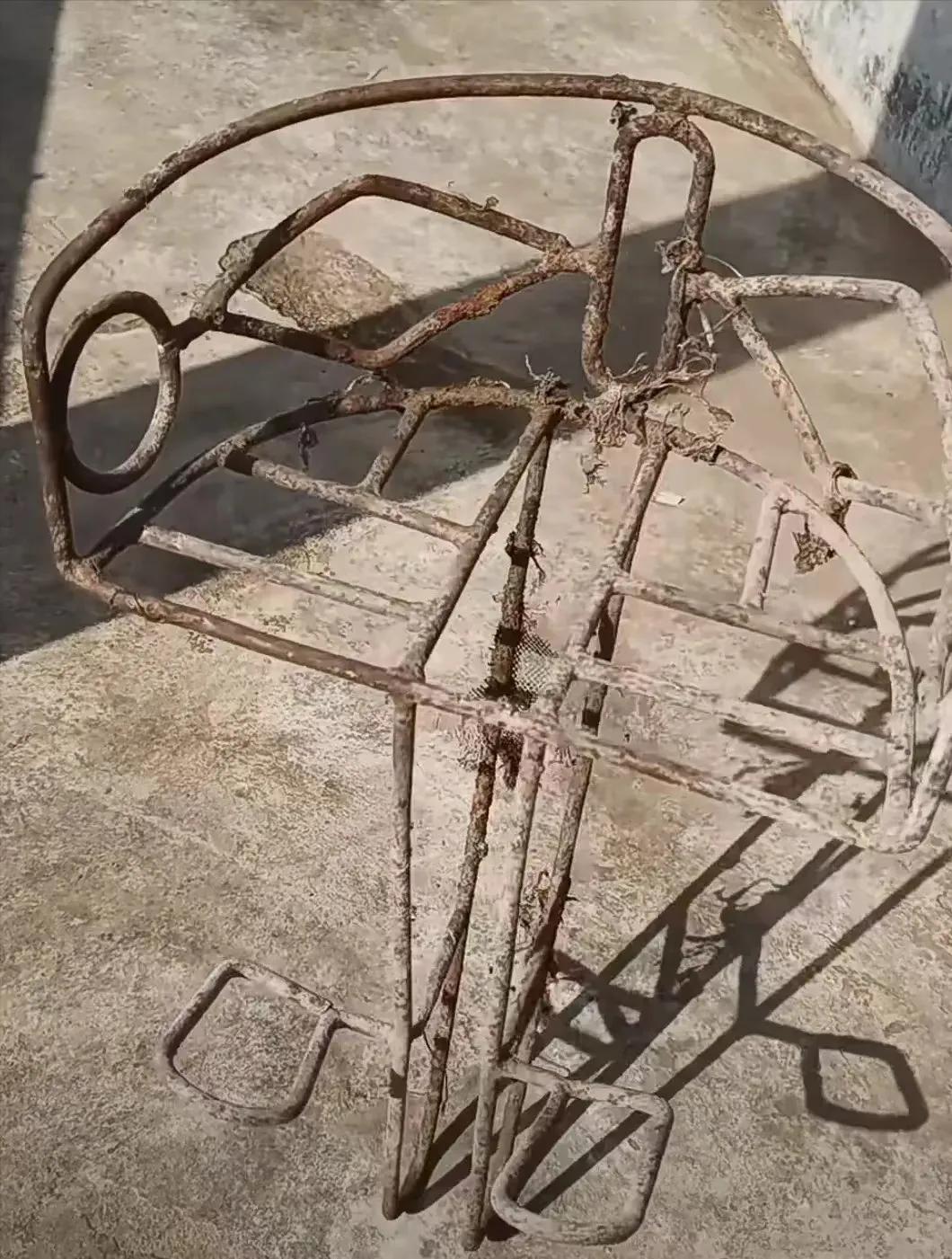 岁月的痕迹，不说你知道是儿童座椅吗[捂脸]，那时候买得起凤凰单车的都是富人