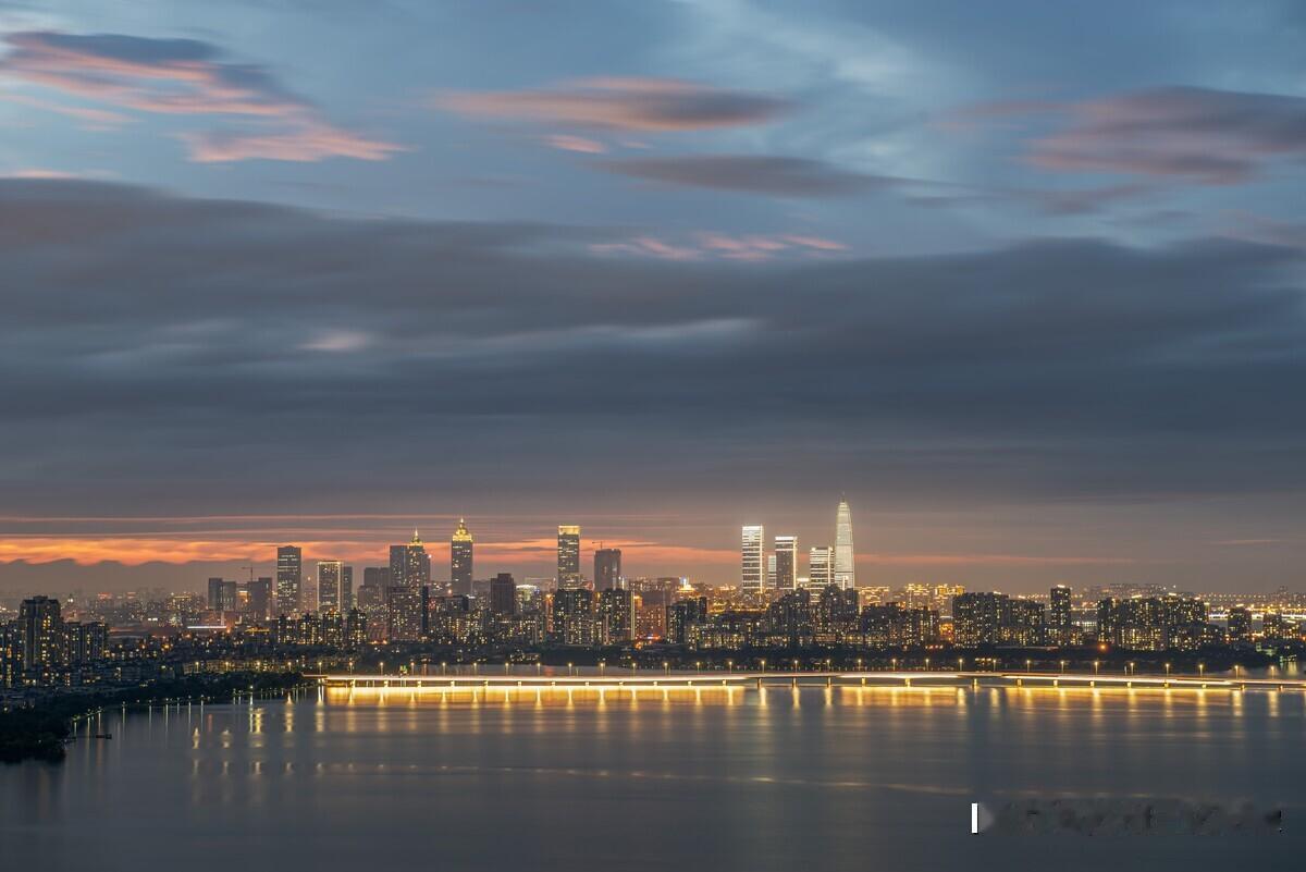 夏日傍晚苏州独墅湖畔，苏州中心建筑已华灯初放。##向上的每一天###苏州##城市