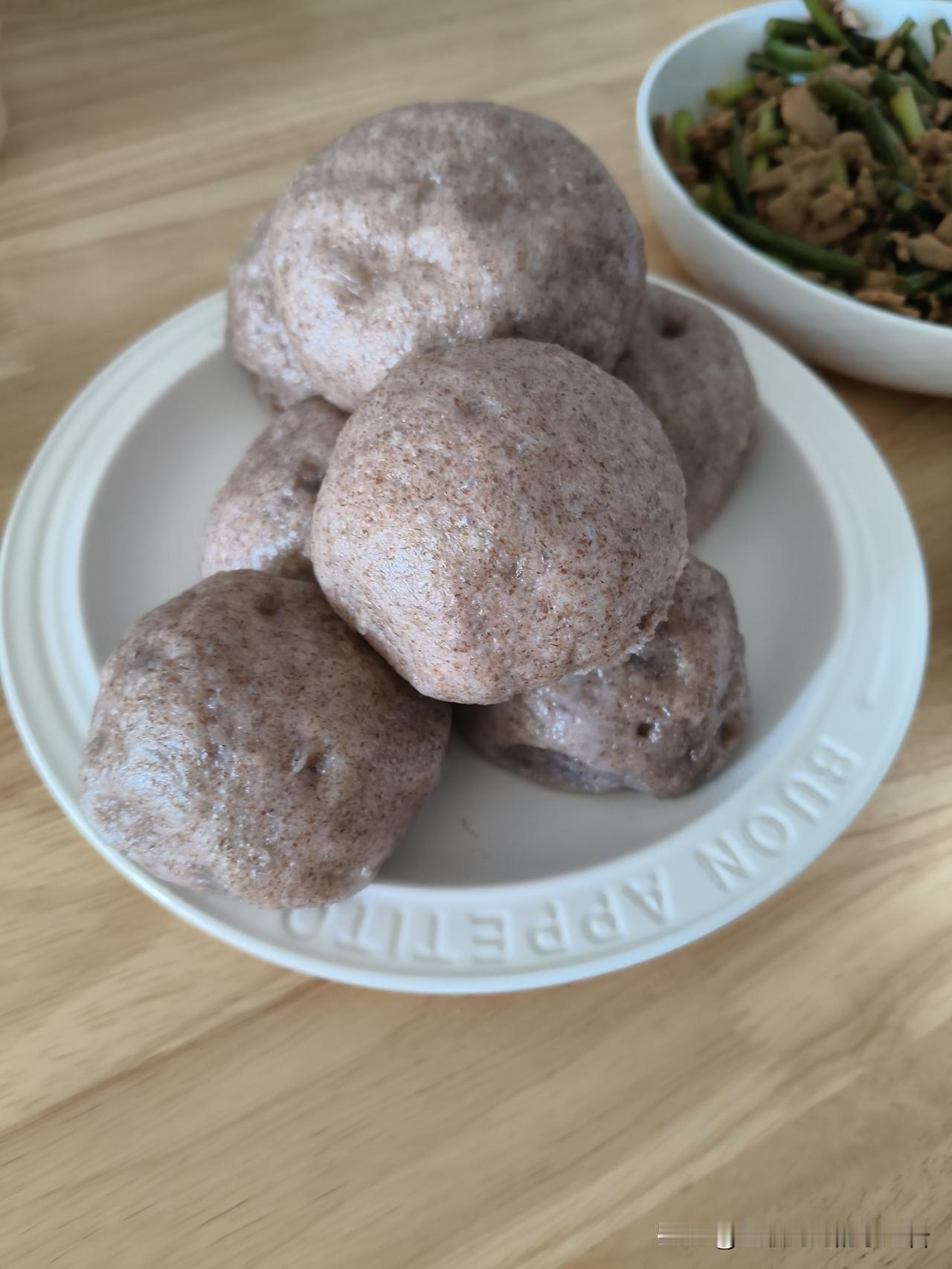 那就好好在家待着吧~

今天是五月一日，
国家法定假日劳动节，
现在已经成为了很