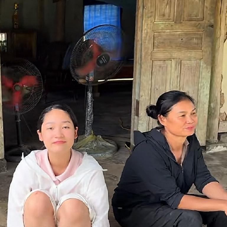 明天五叔家里就要拆房子了。五婶这两天没有上班，在家里收拾东西。小松和秋秋这几天每