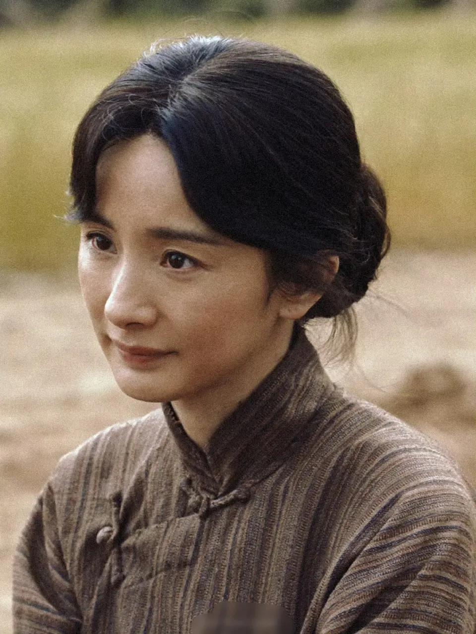 杨幂为宁绣绣下的苦功，普通人看了都佩服！家人们，最近追《生万物》没？我本来对年代