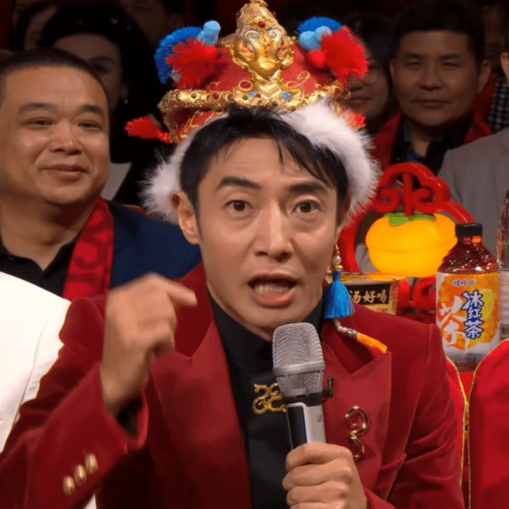 一年一度撒贝宁春晚帽子秀  春晚保留节目，撒贝宁的帽子[doge] 