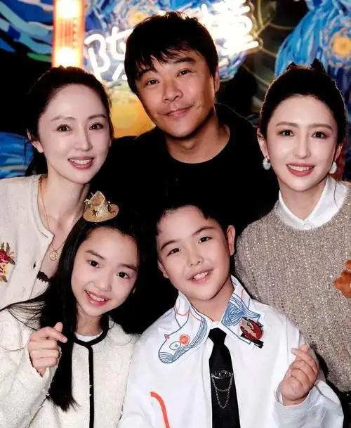 “儿子到现在也不知道我们离婚了。”

这句话在9月15日冲上热搜的时候，评论区吵