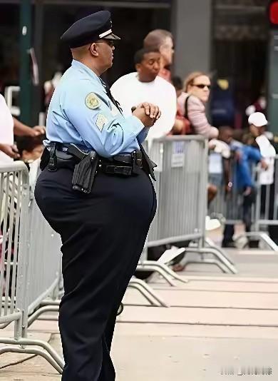 这体型比例严重失调，感觉不像是一个真人，没准又是一个AI生成的图片，如果这是真人