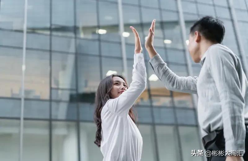 我见过最厚颜无耻的人，就像工作里那个常推卸责任、窃取他人成果的同事。有次项目成功