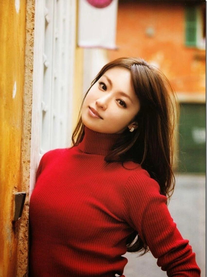 秋日暖阳下，红衣少女倚墙微笑，岁月静好。
深田恭子，1982年11月2日生于东京