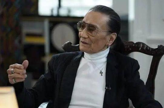 在一次节目中，谢贤调侃说：“当年我花了4000万港币投资酒吧，3年就赔完了。如果