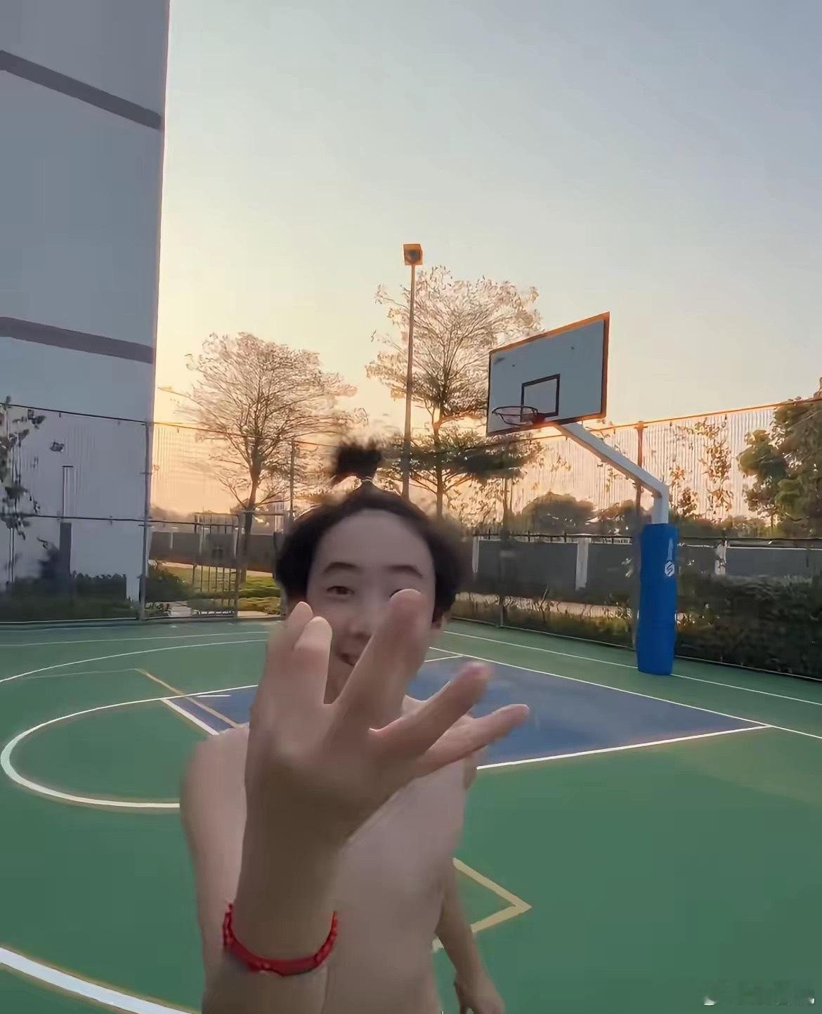 一点都没有他爸爸的匪气，很阳光！这几个孩子感觉jasper和胡军的儿子，成长的最