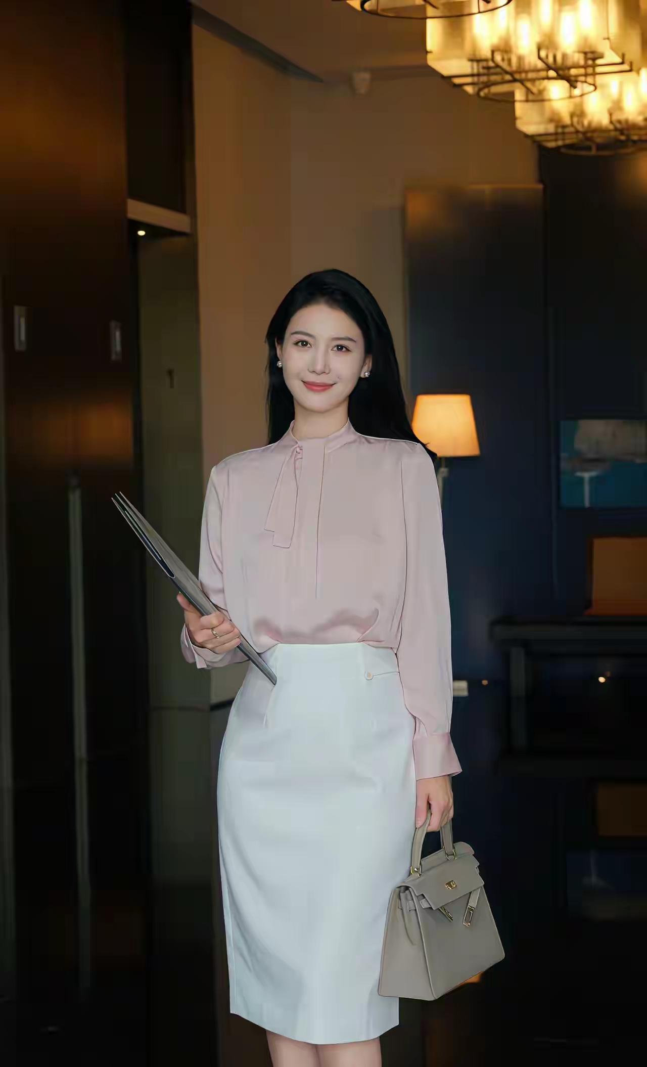 女人，是美貌重要，还是气质重要对于一个女人来说，先天的美貌很重要，后天的气质同样