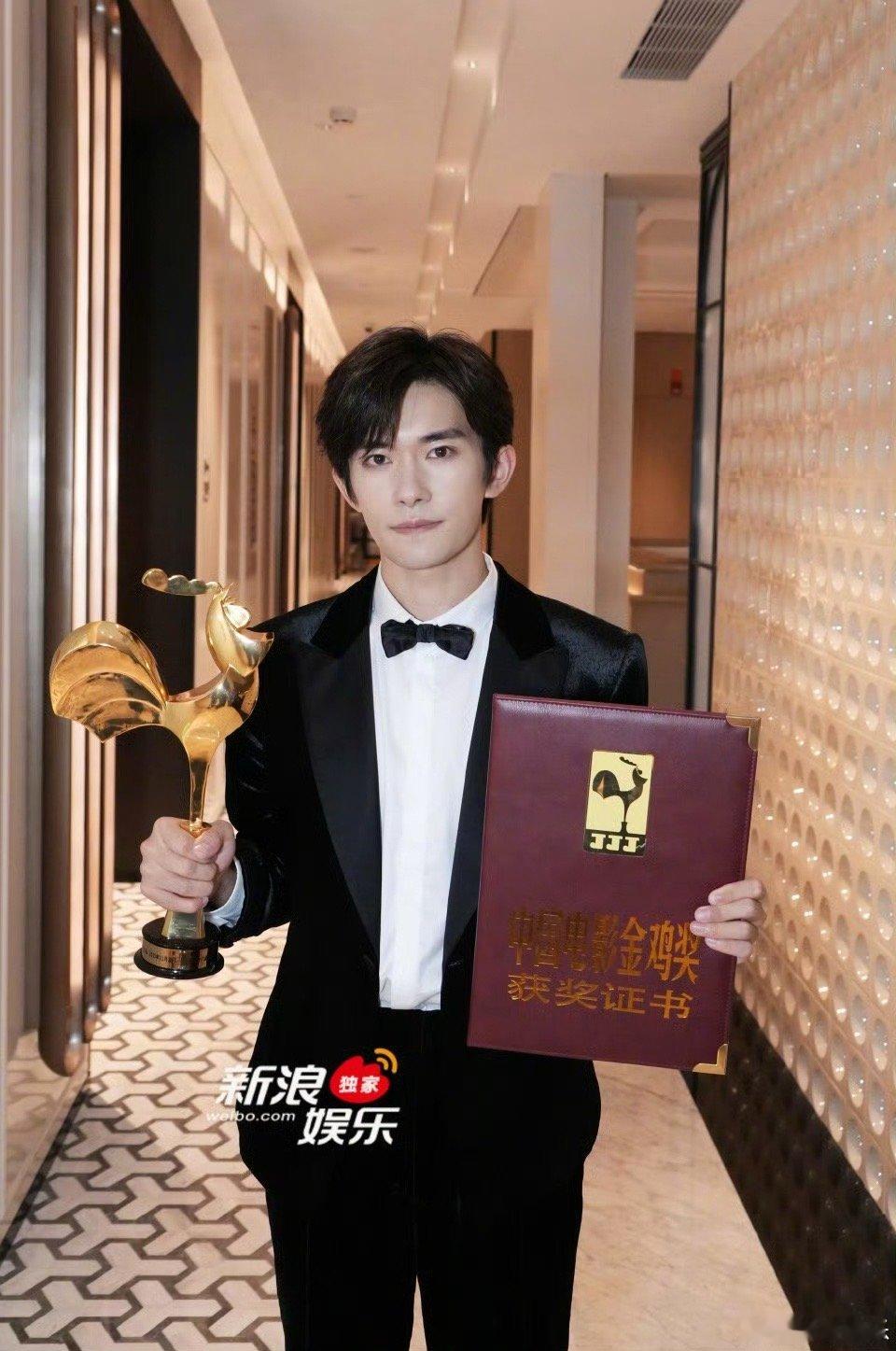 独家释出！年轻有为的金鸡影帝，双奖在握帅到失语 