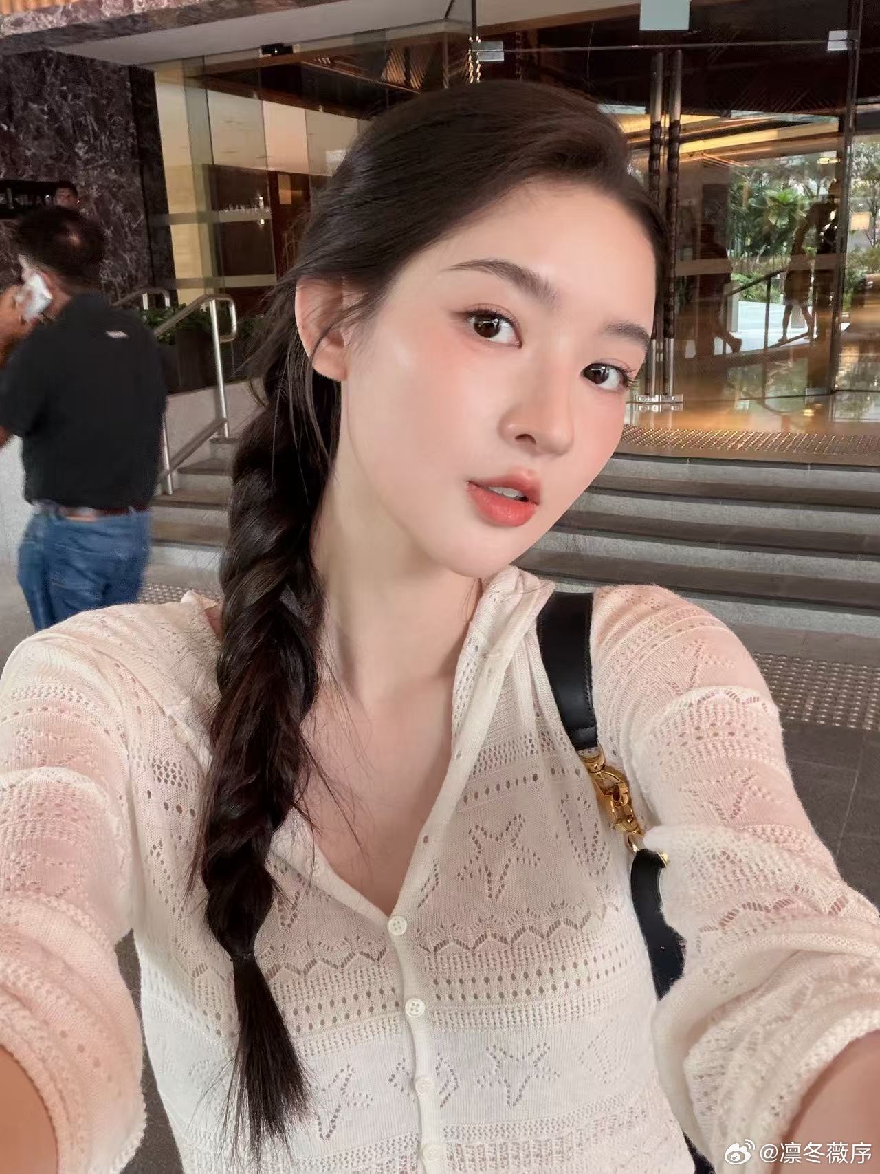 王玉雯摆摊ootd王玉雯摆摊vlog 新鲜vlog看点十足，亮眼穿搭加上可爱的举