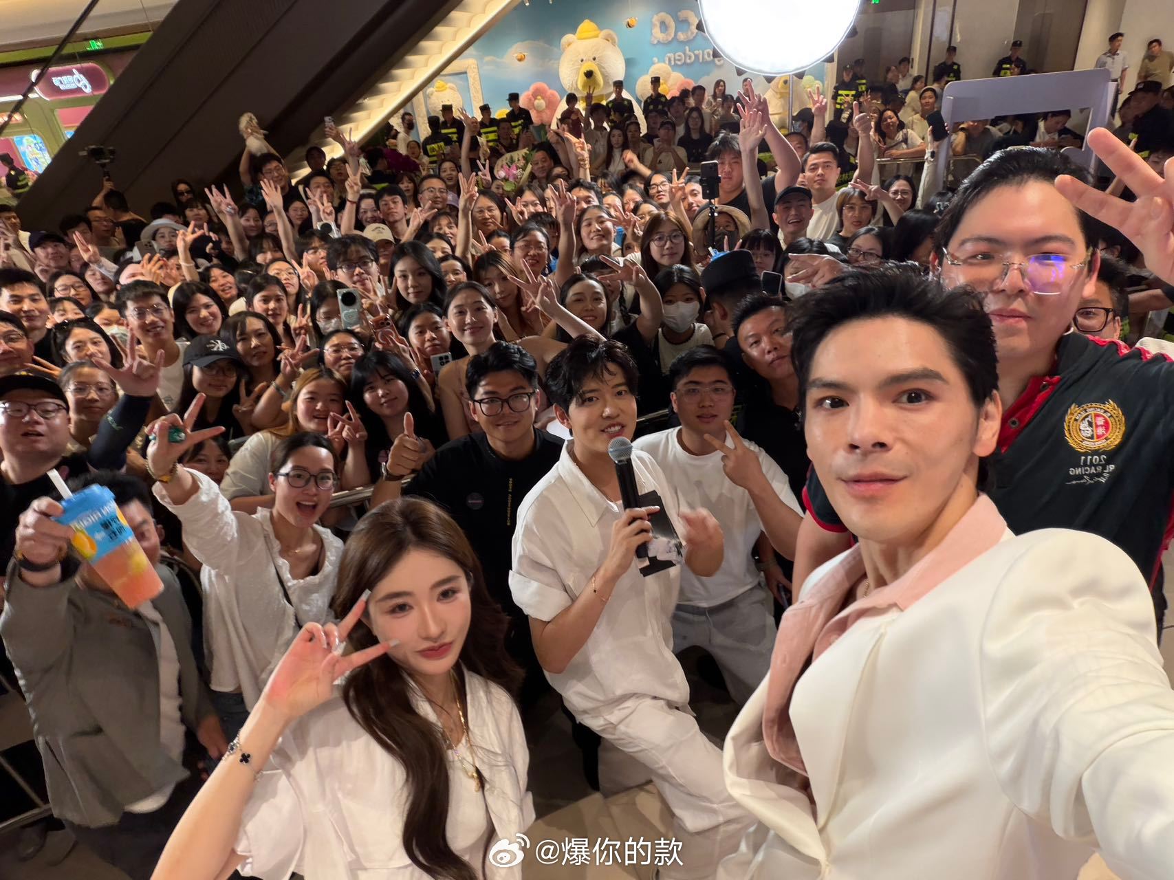 向佐向佑粉丝见面会150个保安向佐粉丝见面会挤满了人向佐向佑这波线下号召力属实离