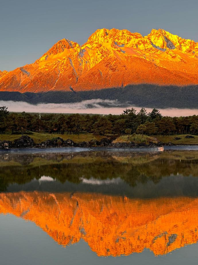 据说看到日照金山的人会幸运一整年⛰️   旅游  旅游[超话]  
