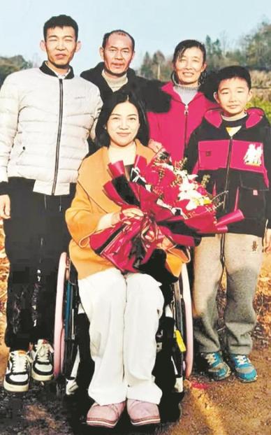 2016年，湖北女子意外受伤瘫痪，丈夫顶不住压力跟她离婚。没想到离婚才一年，女人