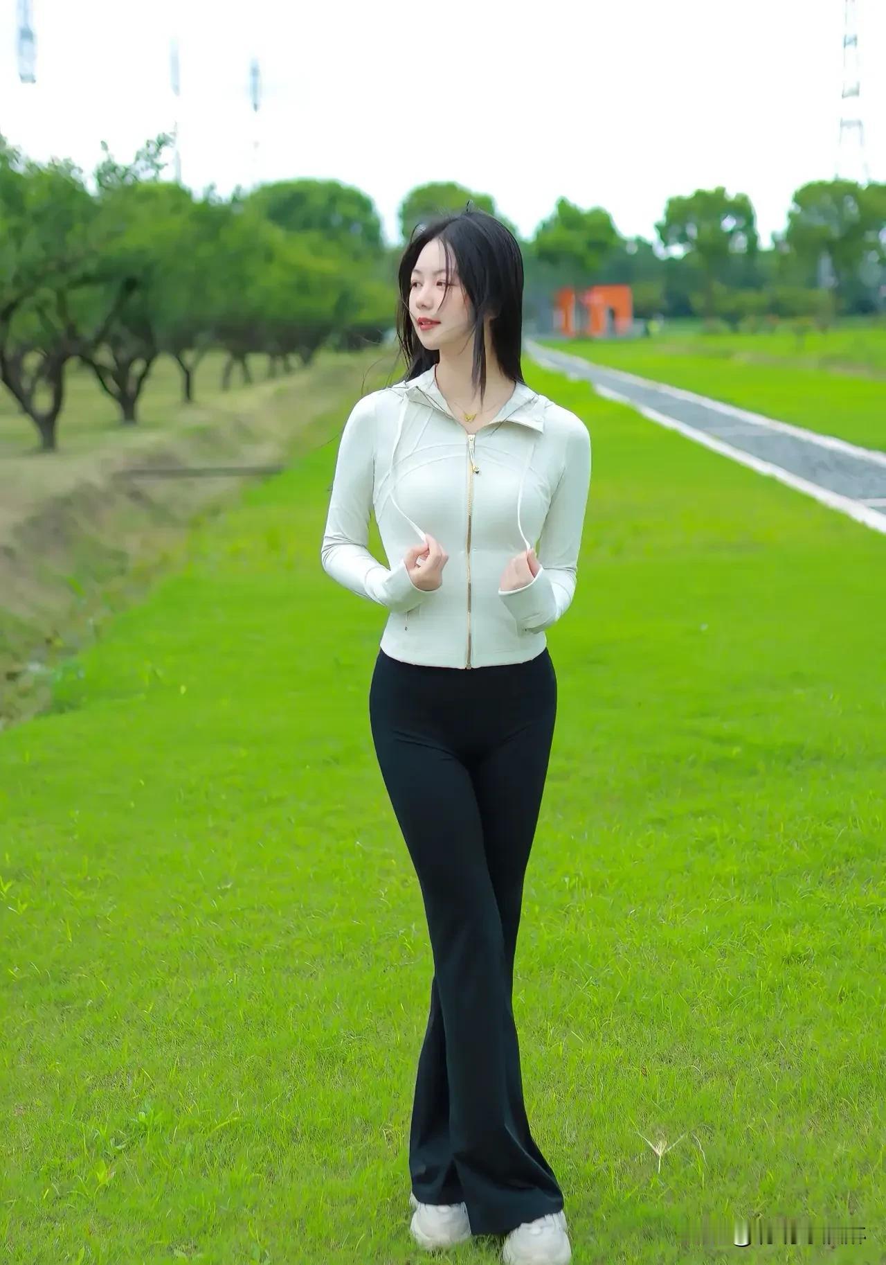 春意盎然，绿草如茵，  
她轻盈漫步，活力四射，  
好身材与自然完美融合。  