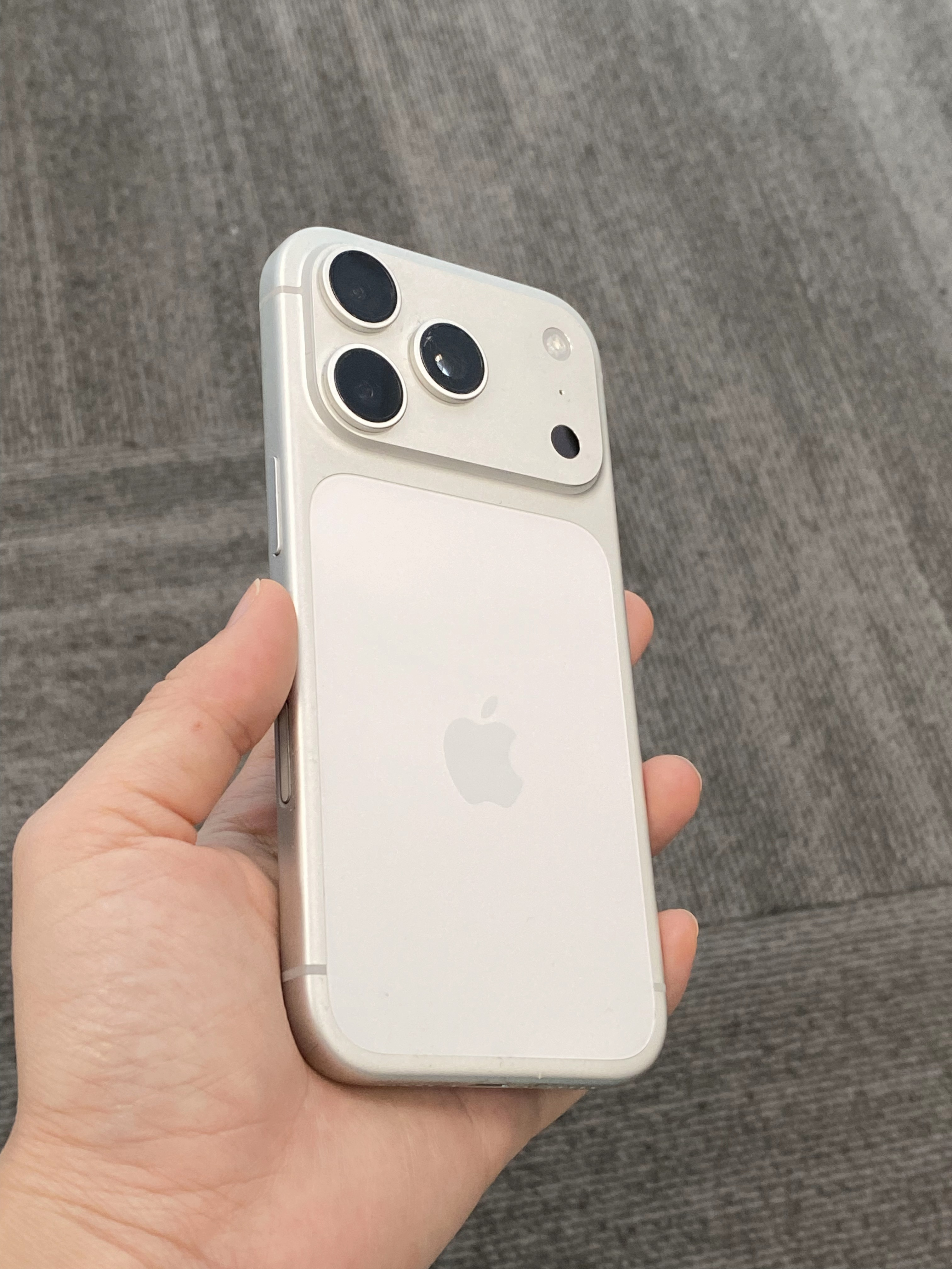 发现苹果用户包容度真的挺高的。我朋友用iPhone 17，打开微信相机总卡顿，退