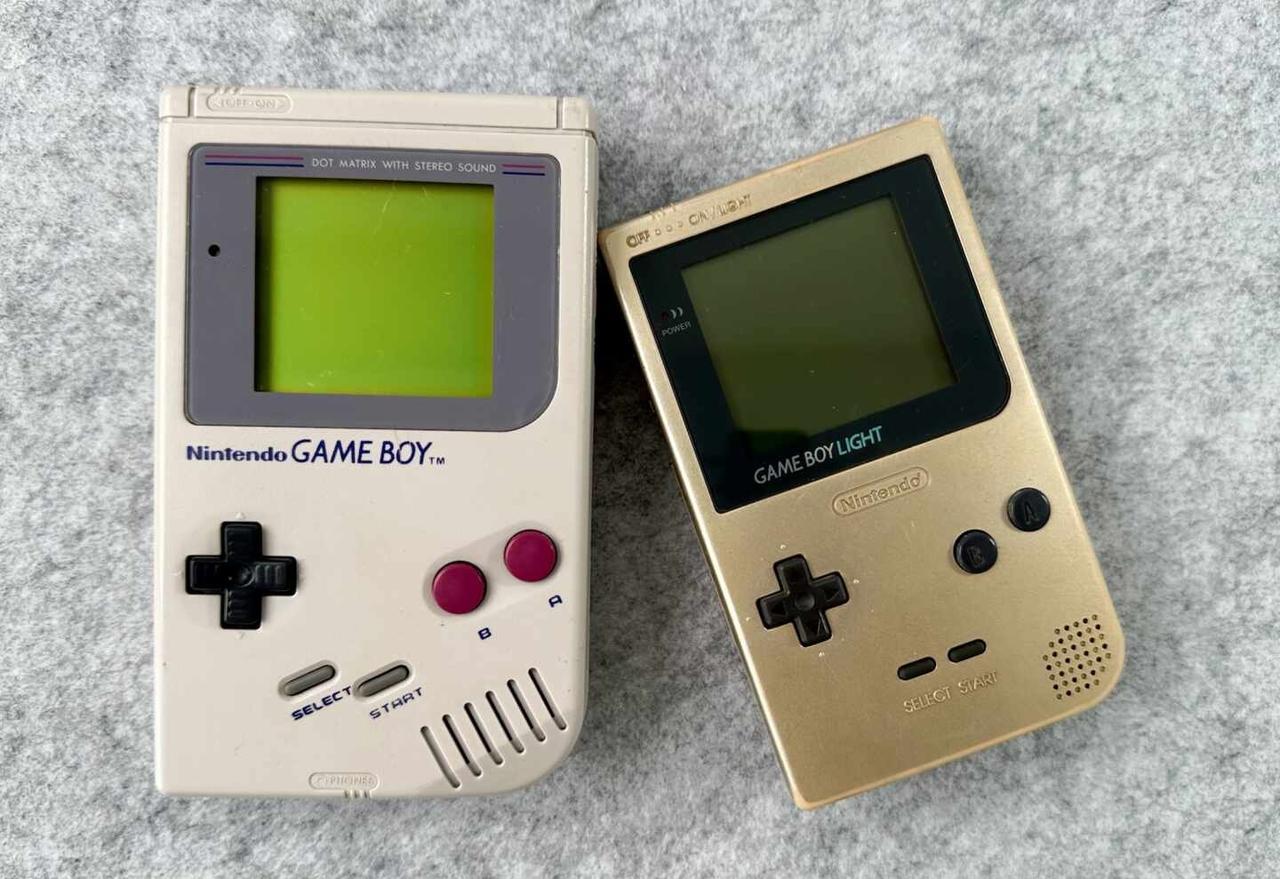 20 年，我终于买到了
🎮左边这台砖头一样的初代 GB，是我小时候真正拥有过的