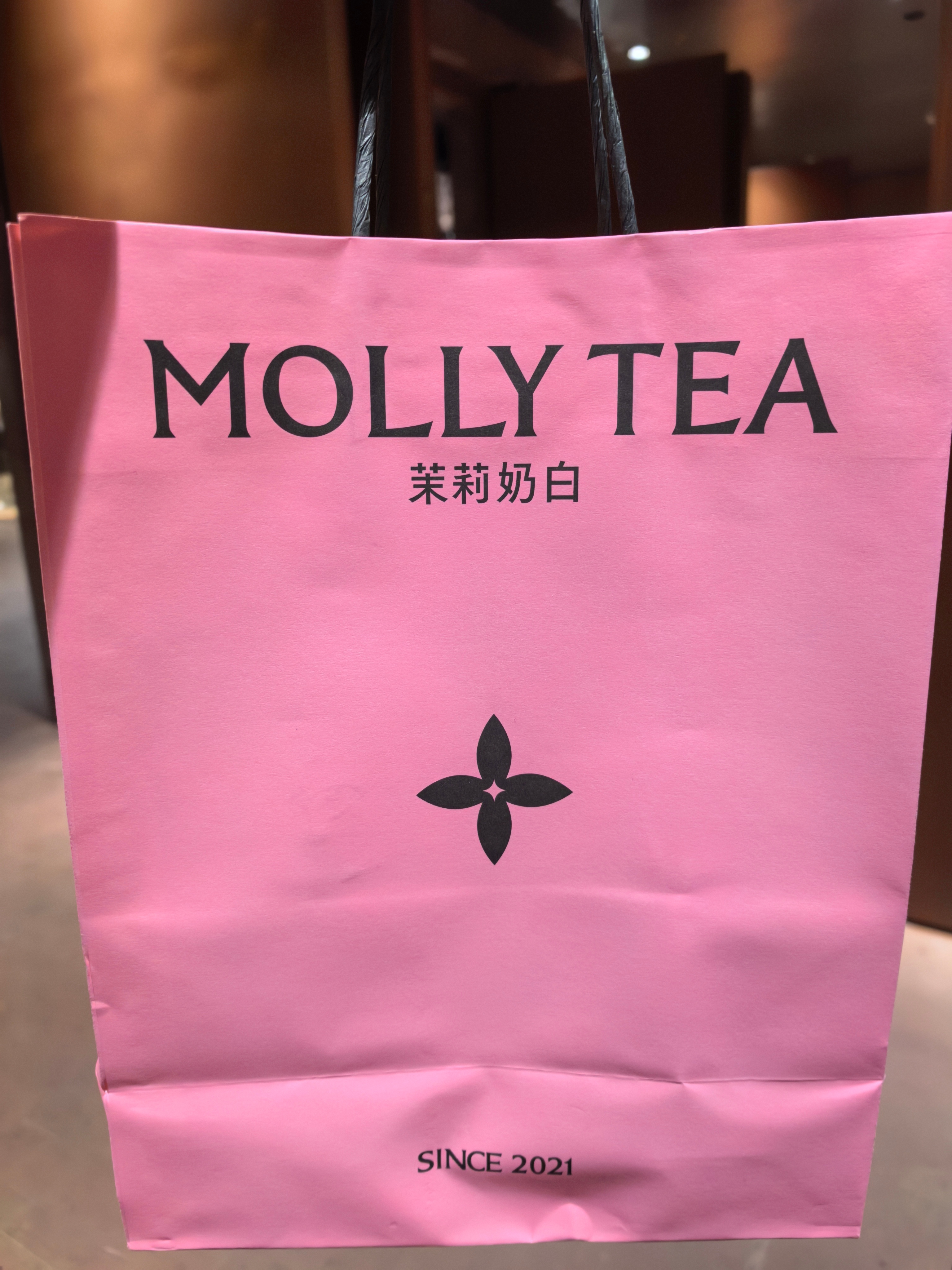 生活手记 是因为这个logo吗？来喝一杯，好喝的，讲真申城各品牌奶茶遍地，此前还
