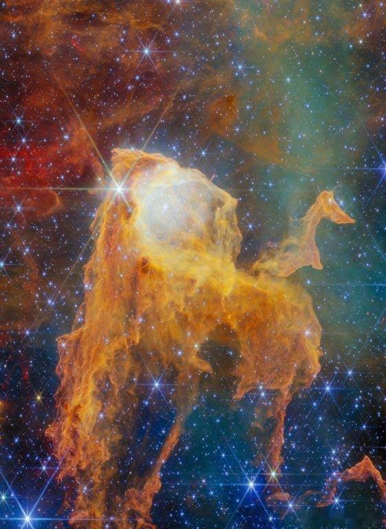 宇宙宝箱潜入我们银河系内部，由星光和恒星风雕琢而成的奇幻领域。这幅令人叹为观止的