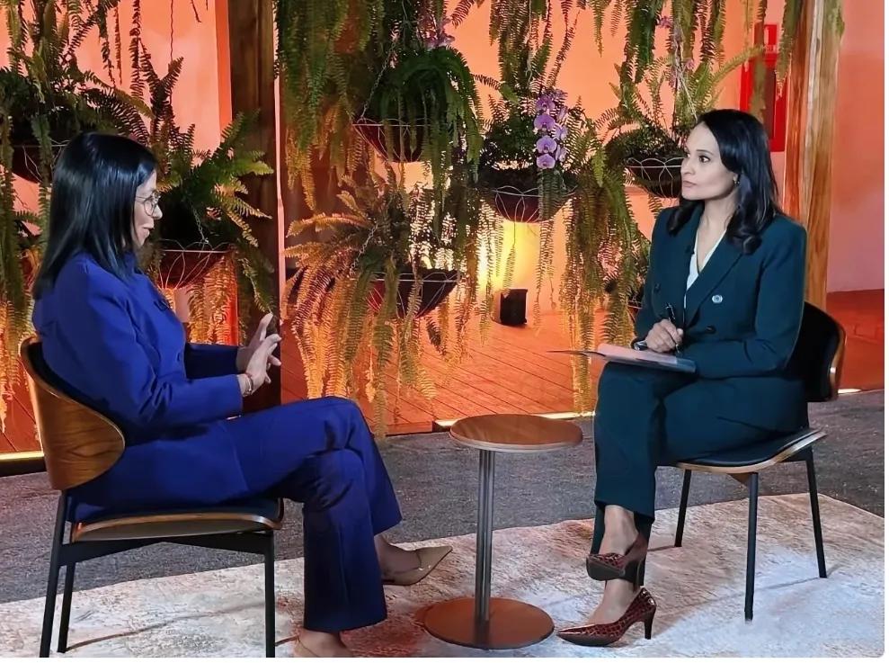 
         这主持人的嘴也是真够毒的，一点面子都不给。

      