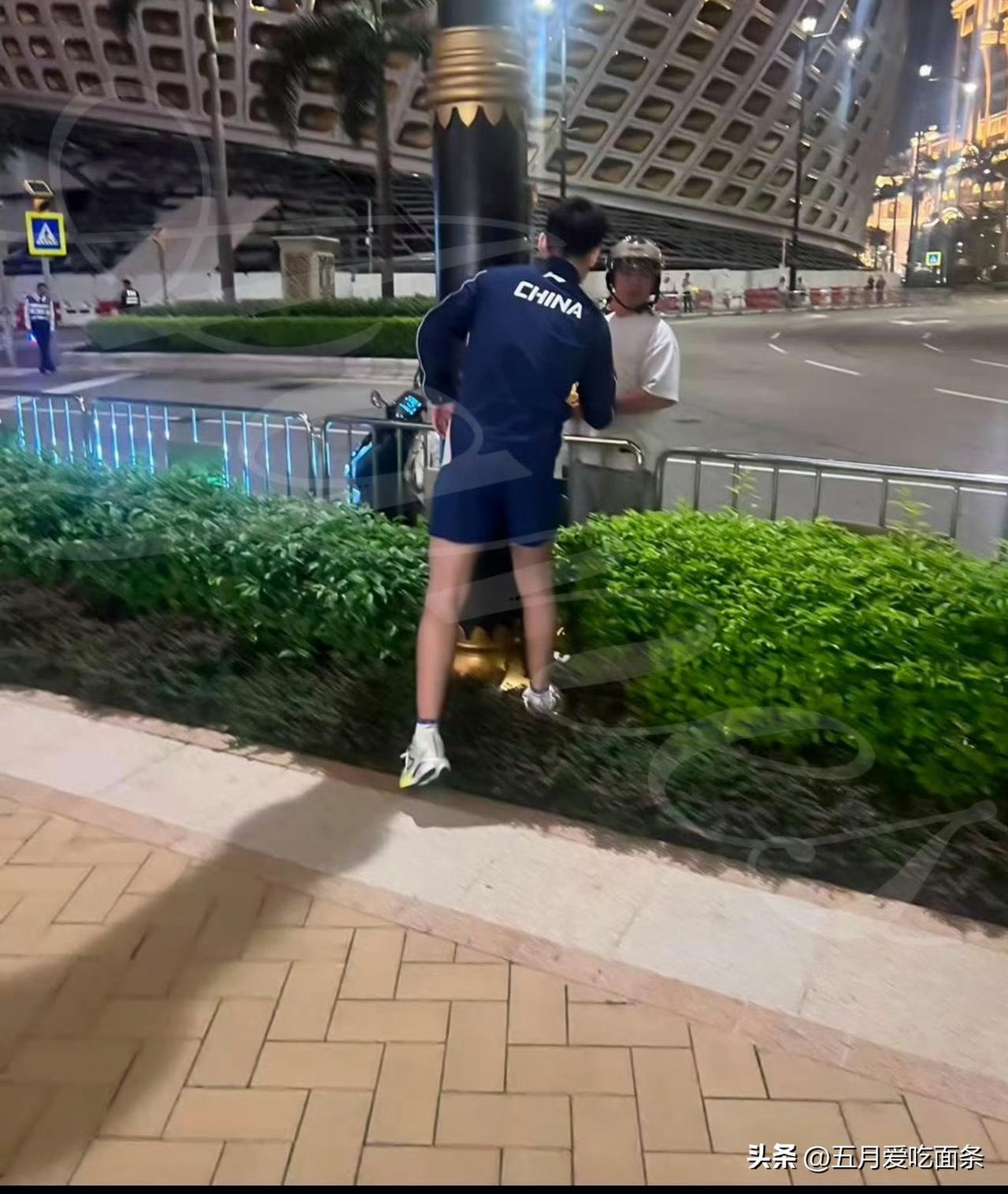 牛牛拿外卖版：我很有压力，我怕周围的人看到我拿什么吃的，我也很小心，半点不敢踩花