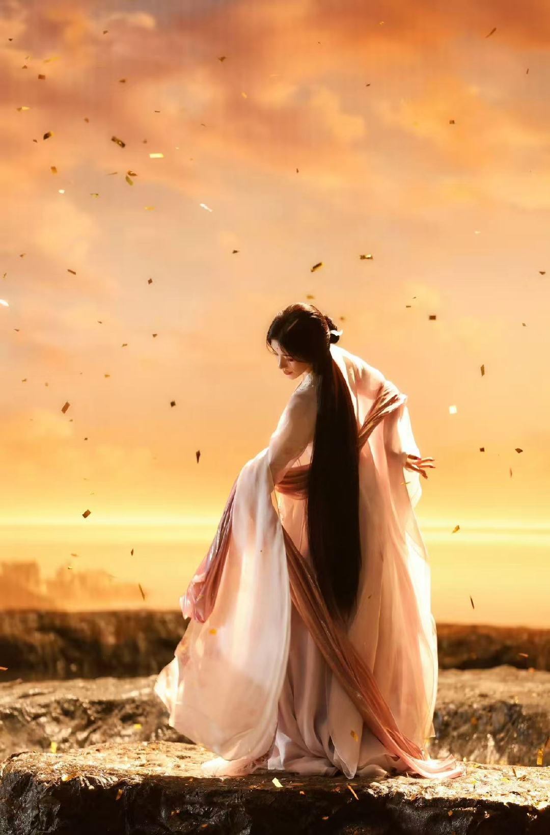 鞠婧祎夕阳铺作台金箔旋成花鞠婧祎夕阳下跳舞哇！夕阳铺作台金箔旋成花，想看动起来的