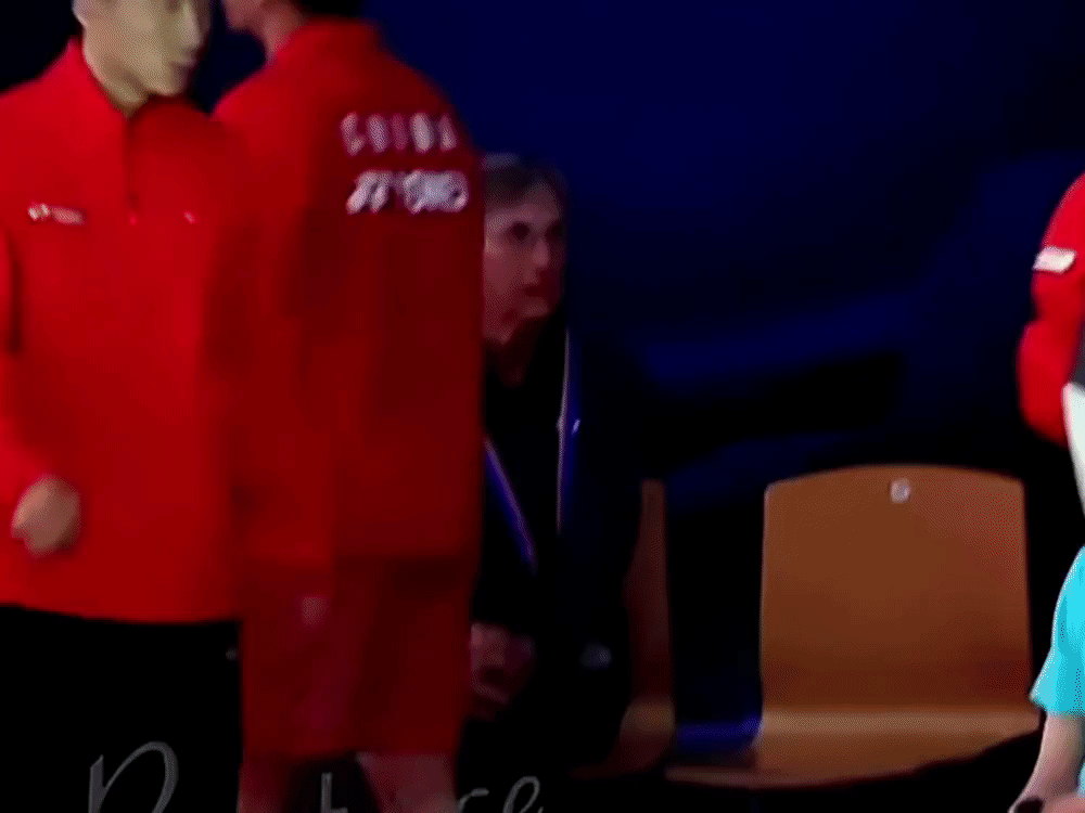 一个看到对方下来歪头笑嘻嘻一个走到对方前面先打了一套拳还有一个已看呆cr:水印 