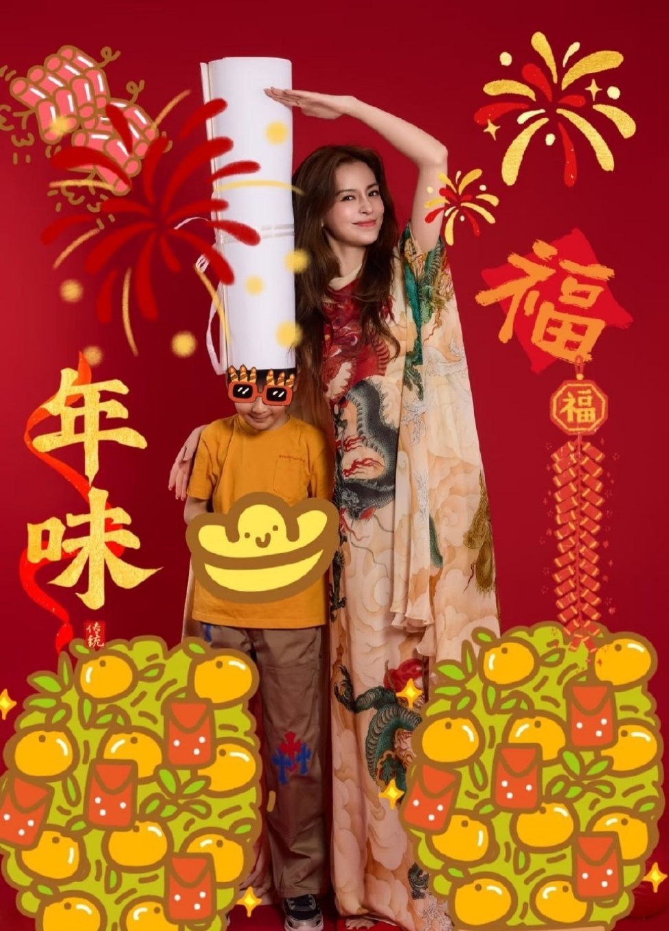 Angelababy发和儿子合照 这就是偷用妈妈手机上网的小海绵吗[doge]A