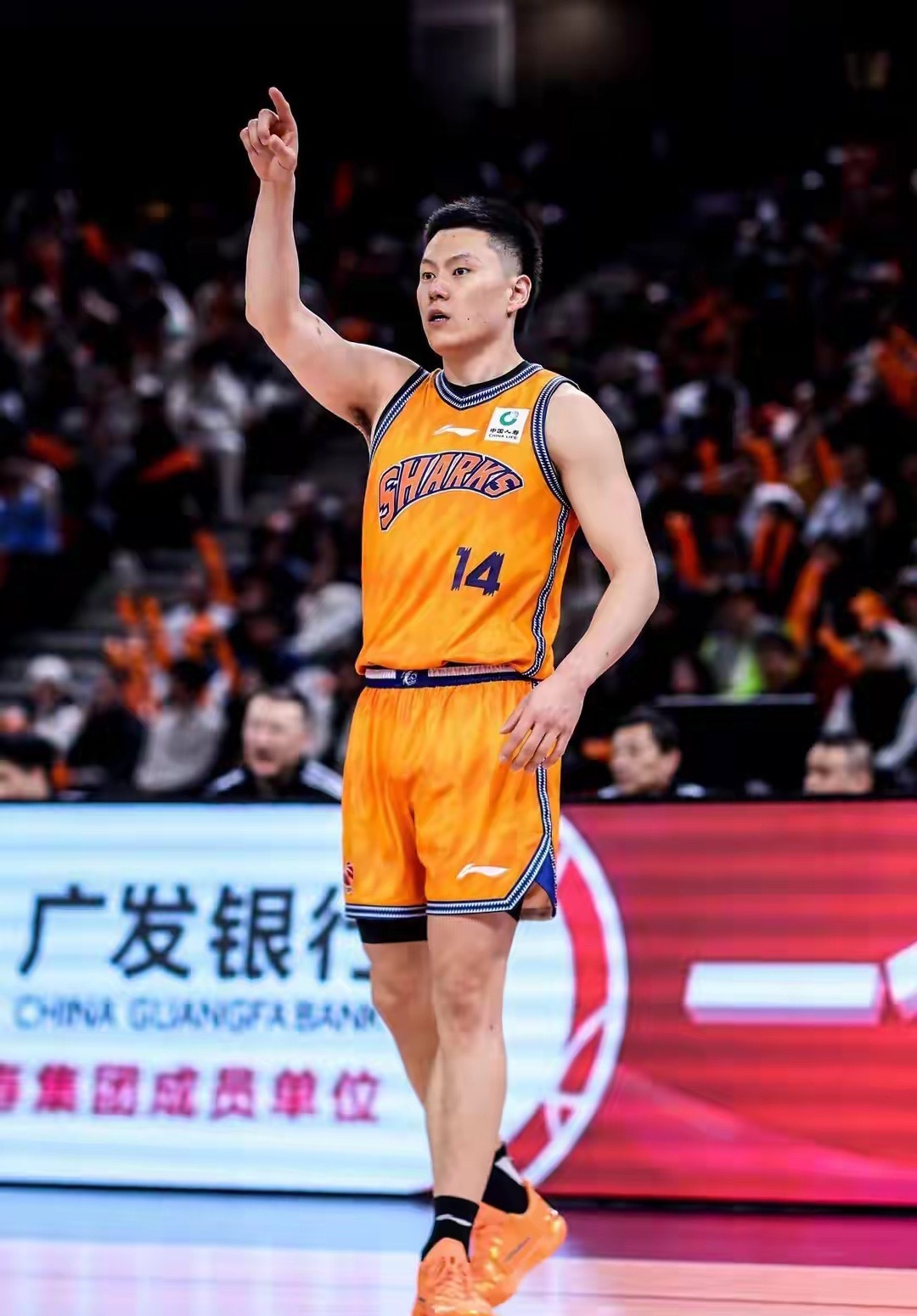 李弘权8中5砍下14分14板2助2断 CBA总决赛G3，上海110-77大胜广厦