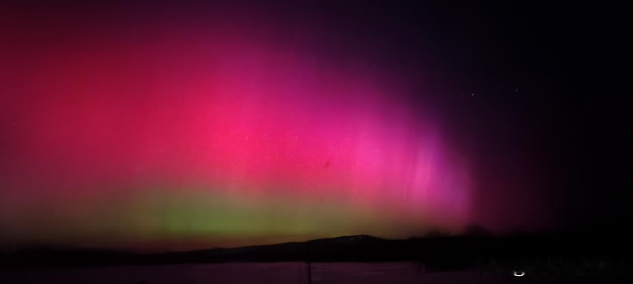 今早6点！漠河惊现北极光，粉绿流光点亮神州北极
今晨6点，漠河的天空上演了一场震