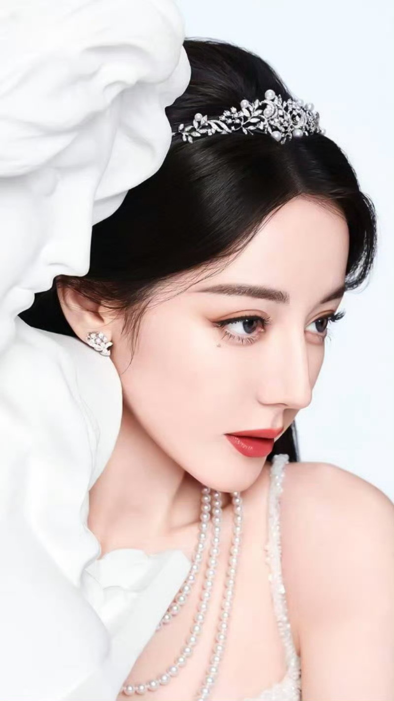 #金鹤龙发了迪丽热巴# 来自热巴的又一次美学震撼[哇]这美貌是真实存在的吗，真的
