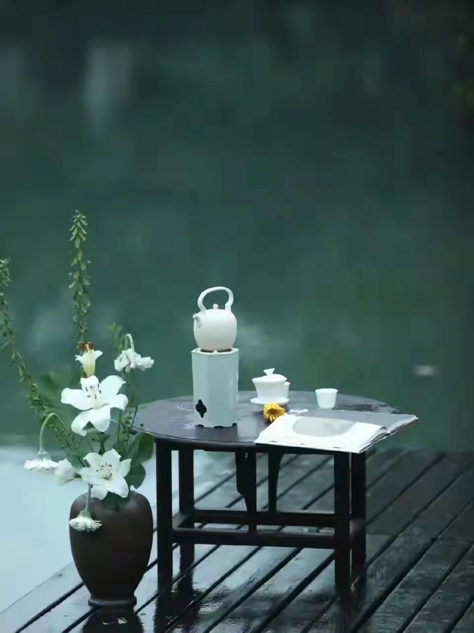 烧开过的隔夜水能不能喝
每天早上来上班，同事们纷纷把昨天烧开过的喝剩的水倒掉，常