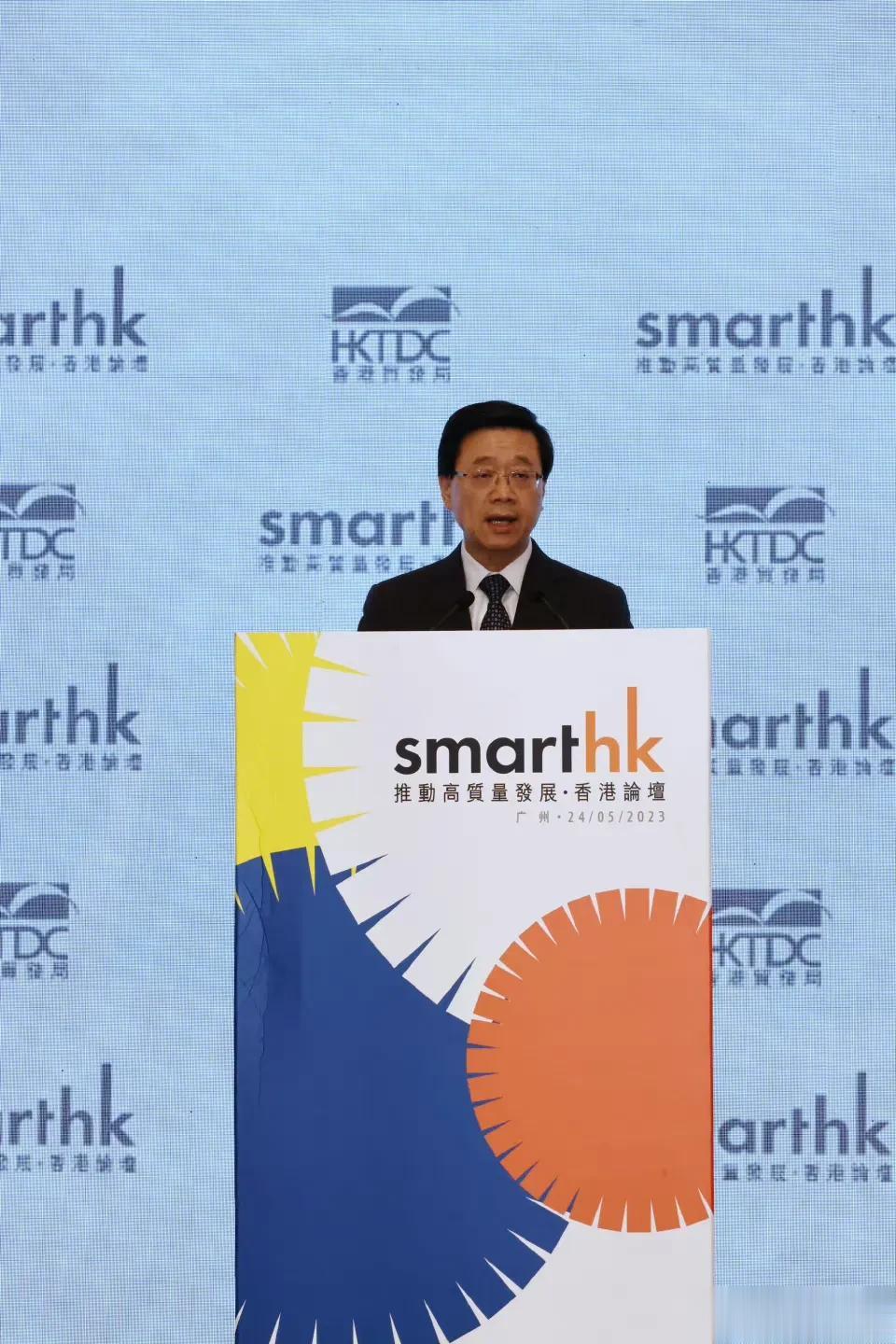 香港国泰航空侮辱、歧视说普通话内地旅客的事情惊动特首了！

特首李家超发文表示：