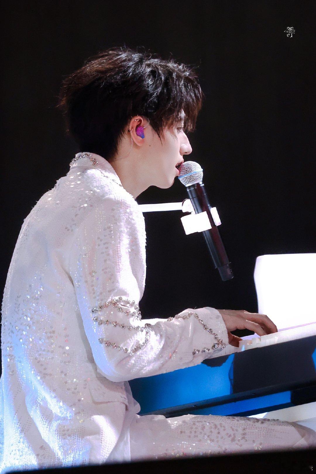 朱志鑫钢琴上的天使翅膀朱志鑫好仙的钢琴王子朱志鑫一身白衣，钢琴弹唱，真的是好仙的