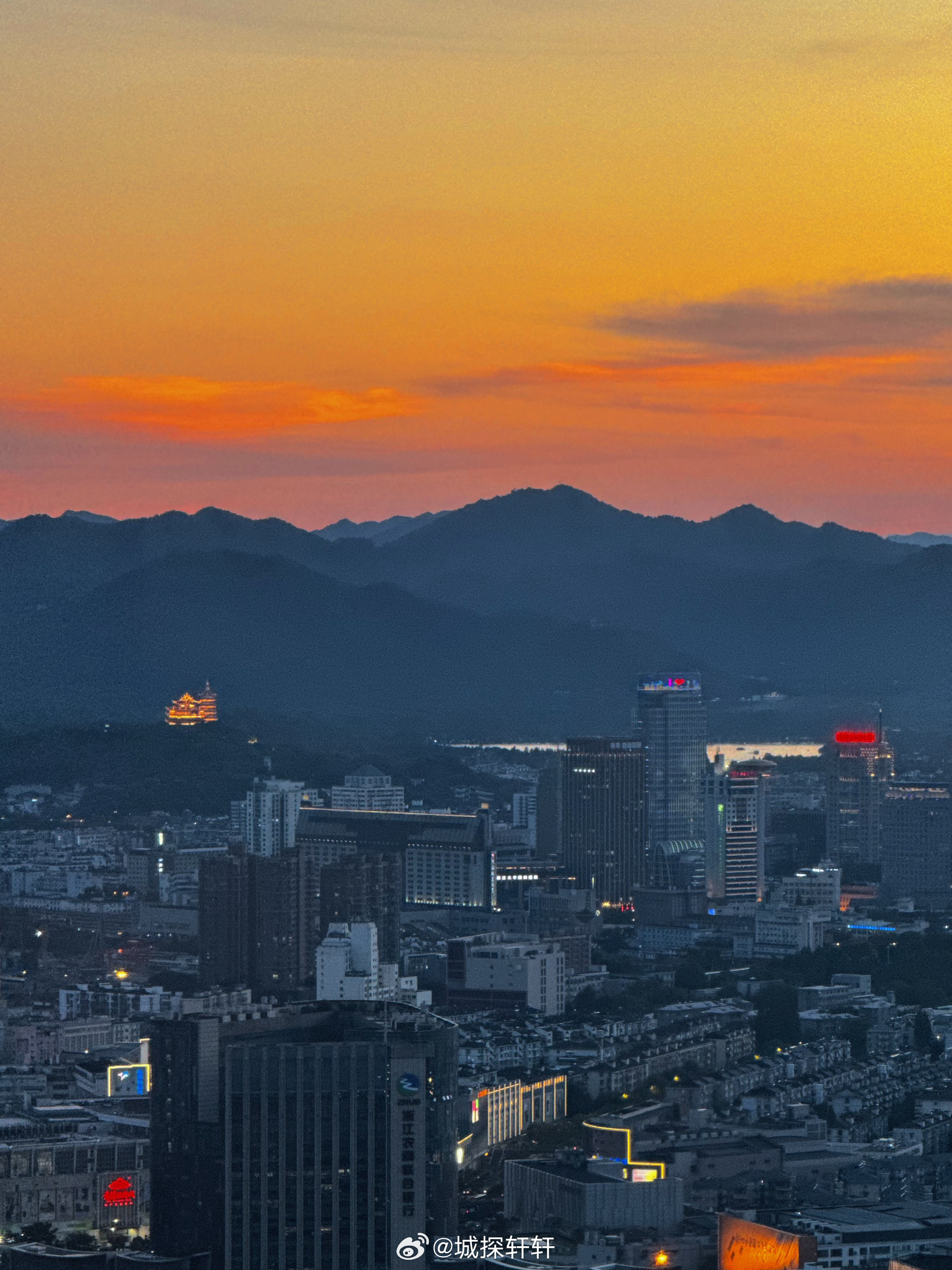 杭州盛夏追光之旅 夕阳西下的时刻钱江新城一眼望向未来科技城杭州第一高楼十分醒目真