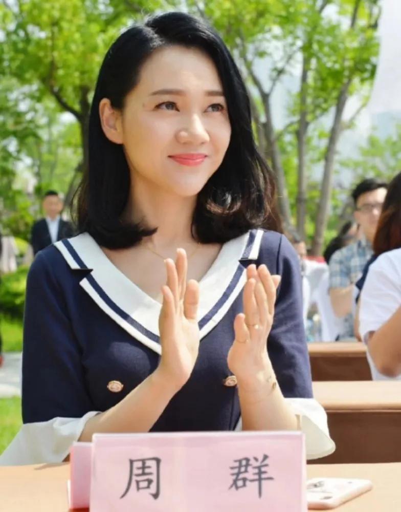 主持人，周群:其实我台上台下反差很大，我台上一看挺闹腾的，别人说我怎么上了台就人
