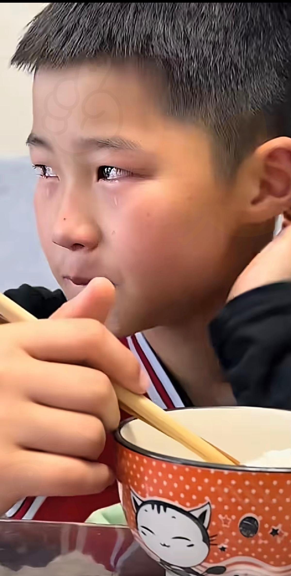 泪崩！真的绷不住了，这一幕看得人心头一紧。
 
        单亲妈妈给儿子1